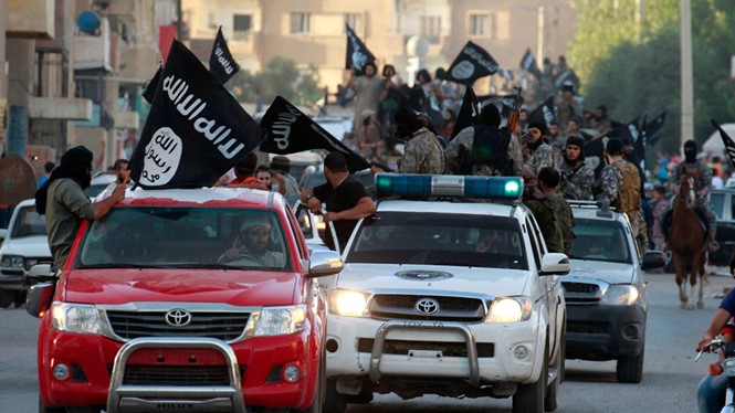 Quân IS biểu dương lực lượng ở Raqqa, Syria năm 2014 - Ảnh: Reuters