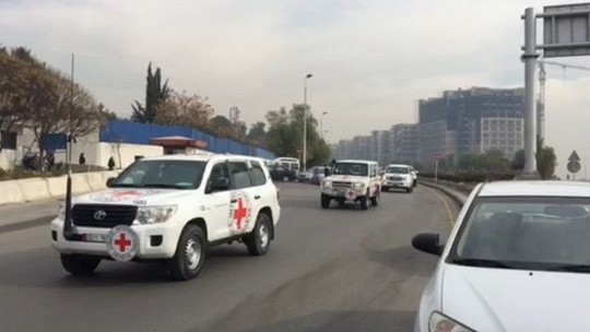 Đoàn xe chở hàng cứu trợ của LHQ rời khỏi Damascus tới Madaya hôm 11-1. Ảnh: BBC