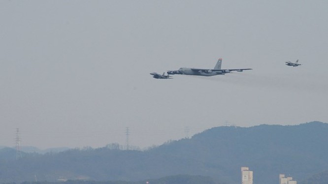 B-52 của Mỹ bay cực thấp trên căn cứ Osan ở Hàn Quốc ngày 10.1 nhằm răn đe Triều Tiên - Ảnh: Không lực Mỹ