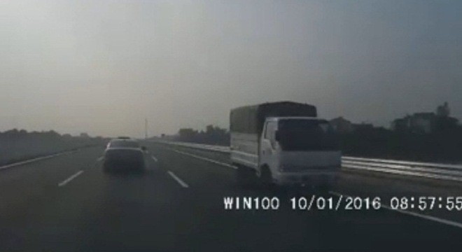 Clip xe tải phóng ngược chiều trên cao tốc 120 km/h Hà Nội - Hải Phòng