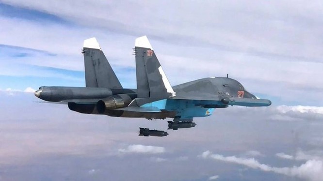 Máy bay ném bom Su-34 của Nga thả bom thông thường ở Syria, nhưng rơi chính xác vào mục tiêu như bom thông minh, nhờ có trang bị hệ thống SVP-24 trên máy bay - Ảnh: Bộ Quốc phòng Nga