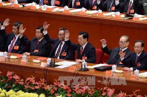 Nguyên Tổng Bí thư Giang Trạch Dân (thứ hai từ phải)và ông Tập Cận Bình (ngoài cùng từ trái) tại phiên bế mạc đại hội đại biểu toàn quốc lần thứ 18 Đảng Cộng sản Trung Quốc ngày 14/11/2012. Ảnh: AFP/TTXVN