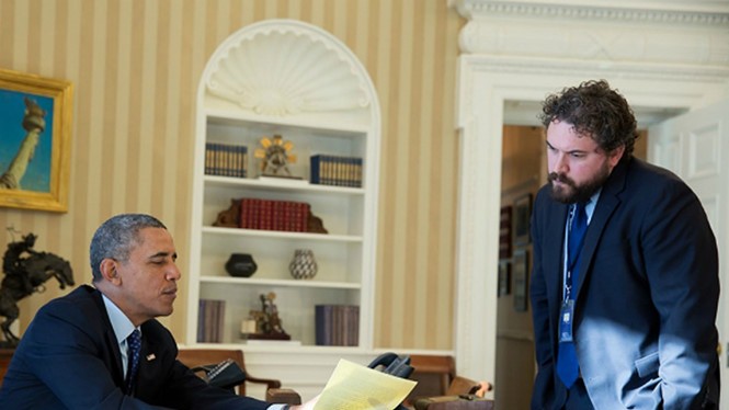 Ông Cody Keenan được Tổng thống Obama mô tả giống nhà văn Hemingway vì bộ râu rậm - Ảnh: Nhà Trắng