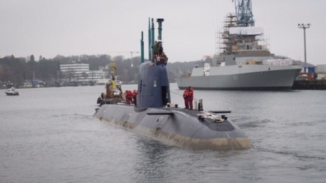 Tàu ngầm INS Rahav rời cảng Kiel, Đức hồi cuối năm 2015.