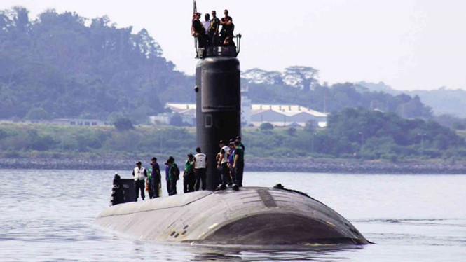 Tàu ngầm hạt nhân USS Topeka của Mỹ tại cảng Subic ngày 12.1 - Ảnh: Inquirer
