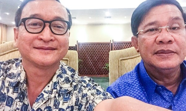 Thủ tướng Hun Sen (phải) và ông Sam Rainsy trong bức hình "tự sướng" được đăng tải lên facebook hồi tháng 11.2015.