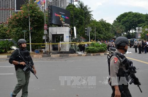 Lực lượng đặc nhiệm Indonesia gác tại hiện trường các vụ đánh bom ở Jakarta ngày 14/1. Ảnh: THX/ TTXVN