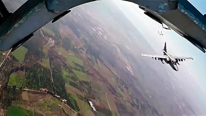 Một chiếc MiG-29 của Syria hộ tống máy bay Su-25 (phải) của Nga - Ảnh: Bộ Quốc phòng Nga