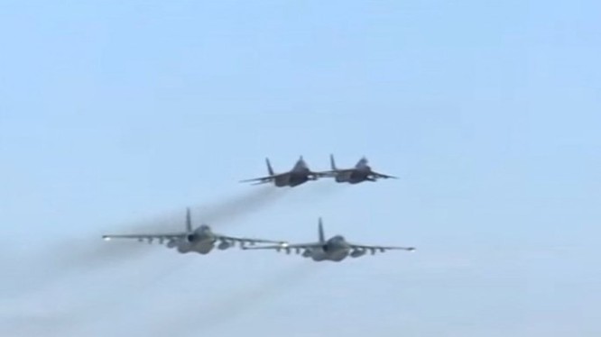 Clip tiêm kích Syria hộ tống máy bay Nga ném bom khủng bố