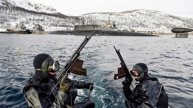 Đặc nhiệm dưới nước của Hạm đội Phương Bắc tập luyện đầu năm 2016, bài tập bảo vệ căn cứ tàu ngầm hạt nhân - Ảnh: Hạm đội 