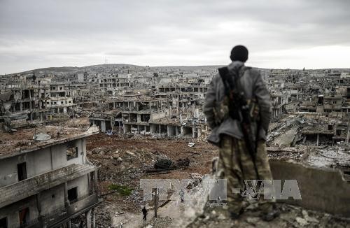 Cảnh đổ nát do xung đột giữa quân Chính phủ Syria và lực lượng nổi dậy ở Douma, phía đông thủ đô Damascus ngày 30/8/2015. Ảnh: AFP/ TTXVN