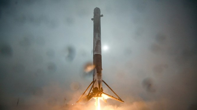 Khoảnh khắc tên lửa đẩy Falcon-9 chuẩn bị hạ xuống dàn đáp ngoài biển Thái Bình Dương ngày 17.1.2016 (giờ Los Angeles) - Ảnh: SpaceX
