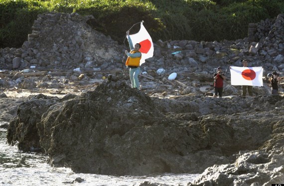Người dân Nhật Bản mang theo cờ tới quần đảo Senkaku/Điếu Ngư để khẳng định chủ quyển của nước này trước Trung Quốc.