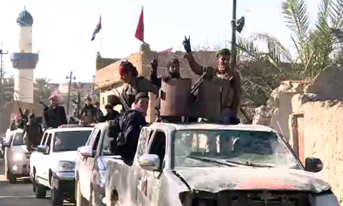Các chiến binh bộ tộc bảo vệ thị trấn Barwanah trong vòng vây IS. Ảnh: RT