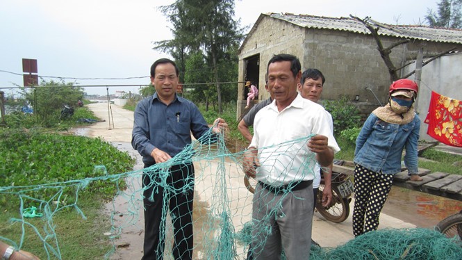 Lưới của ngư dân Cửa Việt bị tàu Trung Quốc phá hoại - Ảnh: Nguyễn Phúc