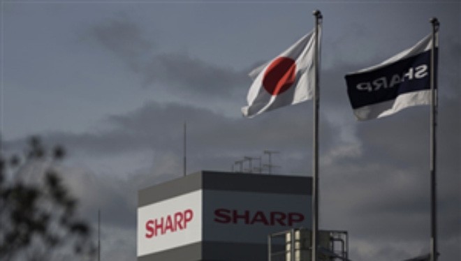 Nếu mua lại Sharp, Foxconn cũng sẽ phải gánh các khoản nợ lớn mà công ty Nhật Bản đang phải chịu. Sharp được cho đang nợ các ngân hàng Nhật số tiền lên tới 510 tỷ yen (4,4 tỷ USD)