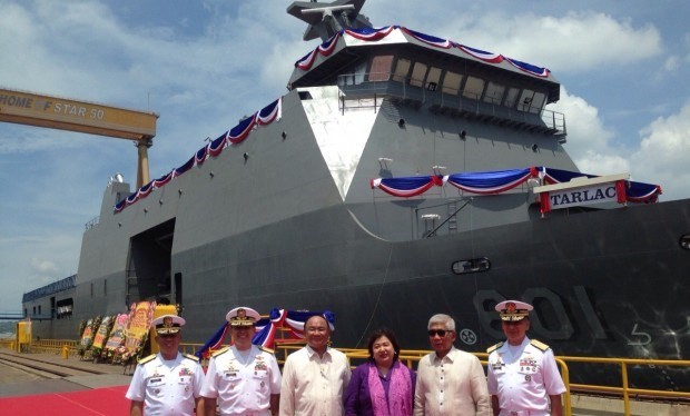 Các quan chức Philippines đứng gần tàu BRP Tarlac do Indonesia sản xuất.