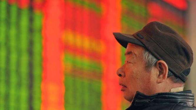 Gương mặt đăm chiêu của một nhà đầu tư chứng khoán Trung Quốc