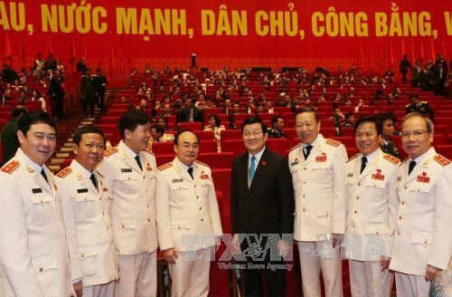 Đồng chí Trương Tấn Sang, Ủy viên Bộ Chính trị, Chủ tịch nước với các đại biểu Đảng bộ Công an Trung ương. Ảnh: TTXVN