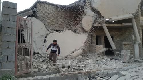 Một ngôi nhà bị phá hủy trong cuộc không kích của không quân Iraq tiếp tục các cuộc không kích nhằm vào mục tiêu IS ở thành phố Fallujah do IS kiểm soát. Ảnh: THX-TTXVN