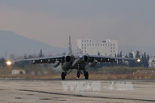 Máy bay Su-24 của Nga hạ cánh xuống căn cứ quân sự ở tỉnh Latakia, tây bắc Syria ngày 16/12/2015. ẢNh: AFP/TTXVN