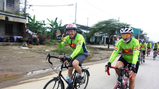 Đại sứ Hoa Kỳ cùng đoàn đạp xe vào cửa ngõ phía bắc TP Huế - Ảnh: Nguyên Linh.