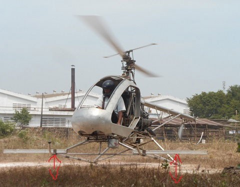 Chiếc trực thăng "Bùi Hiển 2" đang bay treo ở khoảng cách hơn 25cm so mặt đất. Ảnh: Phan Cường.