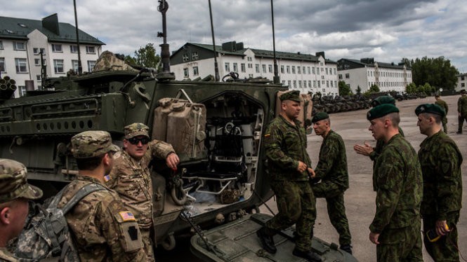 Binh sĩ Lithuanian kiểm tra xe bọc thép Stryker của quân đội Mỹ trong một cuộc tập trận năm ngoái - Ảnh: NYT