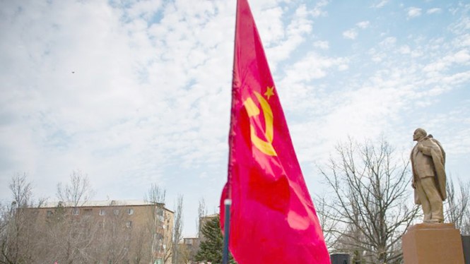 Tượng Lenin và cờ Liên Xô được người dân duy trì ở Donetsk, miền đông Ukraine - Ảnh: AFP