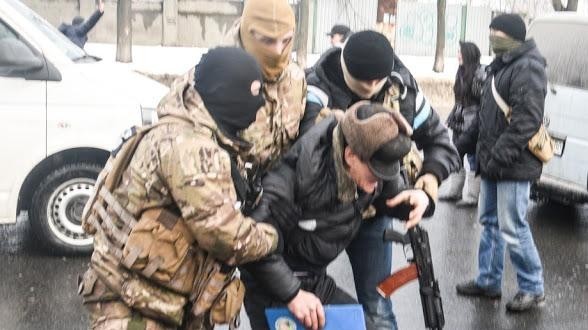 Cơ quan An ninh Ukraine (SBU) khống chế một người đàn ông Việt Nam trong vụ khám xét sáng 29/1. Ảnh: Novorossia Today