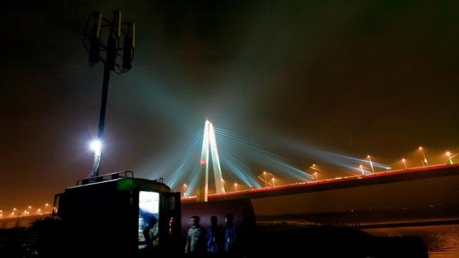 Trạm phát sóng lưu động Viettel tại cầu Nhật Tân đêm giao thừa 2015 - Ảnh: T. L.
