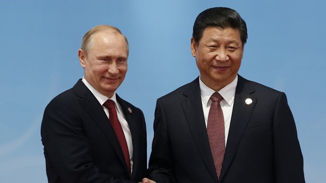 Tổng thống Nga Vladimir Putin (trái) và Chủ tịch Trung Quốc Tập Cận Bình - Ảnh: Reuters