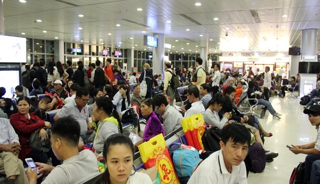 Các dãy ghế tại sân bay Tân Sơn Nhất những ngày giáp tết không còn chỗ trống - Ảnh: Anh Quân