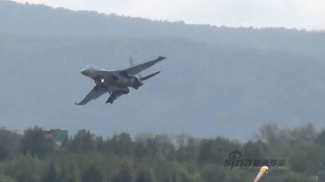 Video cú tiếp đất 'suýt chết' của Su-35 Nga