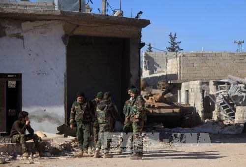 Binh sĩ Syria tuần tra tại thị trấn Tal Jabin, phía bắc thành phố Aleppo ngày 3/2 sau khi giành lại quyền kiểm soát thành phố này. Ảnh: AFP/TTXVN