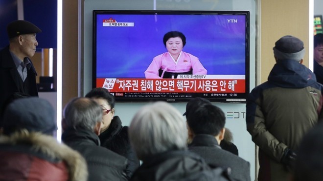 Người dân Hàn Quốc theo dõi bản tin Triều Tiên tuyên bố thử thành công bom nhiệt hạch hôm 6/1. Ảnh: AP