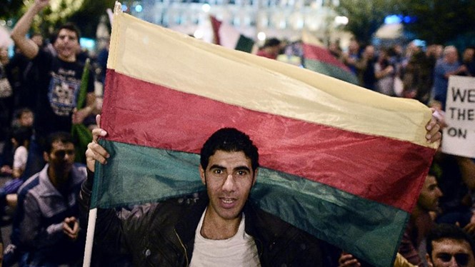 Một thanh niên cầm cờ của Đảng liên minh dân chủ Kurd Syria trong cuộc biểu tình của cộng đồng người Kurd ở Athens, Hy Lạp ngày 8.10.2014 - Ảnh: AFP
