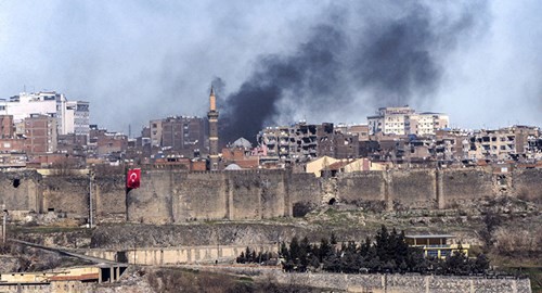 Khói bốc lên nghi ngút ở huyện Sur hôm 3/2 sau các cuộc giao tranh giữa người Kurd và quân đội Thổ Nhĩ Kỳ. 