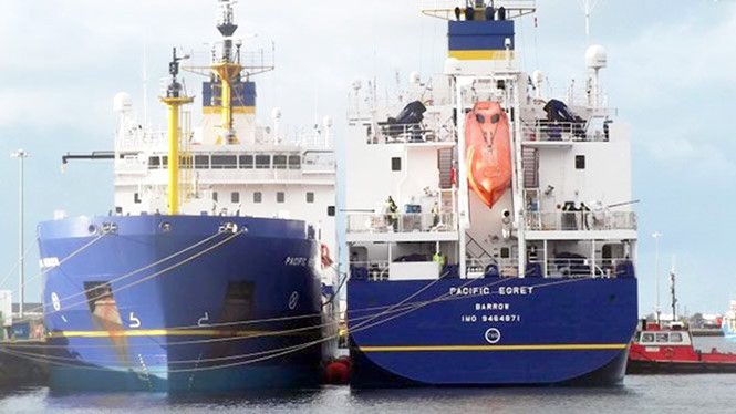 Hai con tàu “ma” chở vật liệu nhiệt hạch Pacific Heron và Pacific Egret tại Barrow-in-Furness, Anh trước khi khởi hành sang Nhật - Ảnh: Tổ chức bảo vệ môi trường CORE