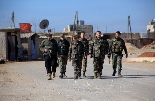 Binh sĩ Syria tuần tra tại thị trấn Tal Jabin, phía bắc thành phố Aleppo. Ảnh: AFP/TTXVN