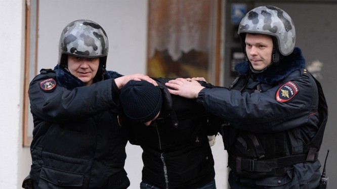 Một người Việt bị cảnh sát Nga bắt giữ. (Ảnh: Alexey Filippov/RIA Novosti)