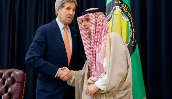 Ngoại trưởng Saudi Arabia Adel al-Jubeirn (phải) trong một cuộc tiếp xúc với đồng cấp người Mỹ John Kerry. Ảnh: AFP