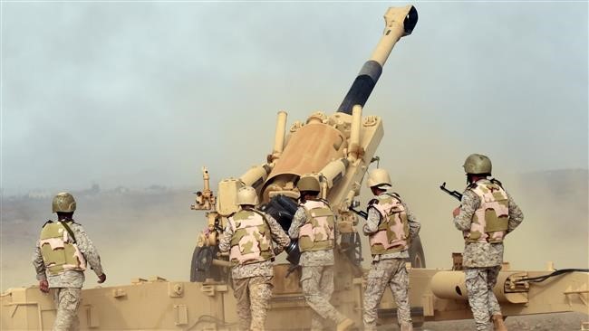 Pháo binh Arab Saudi bắn vào Yemen từ biên giới tây nam Arab Saudi ngày 13/4/2015. Ảnh: AFP