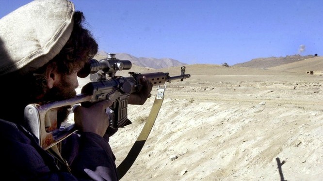Clip anh lính Iraq già dơ qua mặt xạ thủ bắn tỉa IS bằng chiêu lừa “kinh điển”