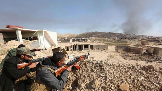 Video nữ chiến binh người Kurd lái xe tăng chiếm sân bay Menagh bắc Aleppo