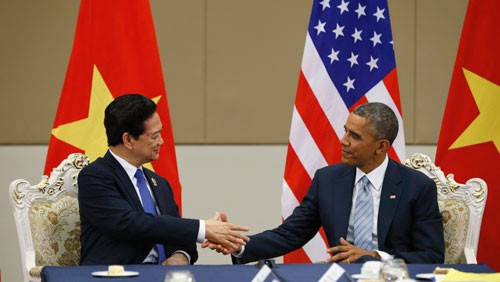 Tổng thống Mỹ Barack Obama và Thủ tướng Nguyễn Tấn Dũng chuẩn bị tham dự một cuộc họp trong khuôn khổ Hội nghị thượng đỉnh ASEAN tại thành phố Kuala Lumpur hồi tháng 11/2015. Ảnh: AP