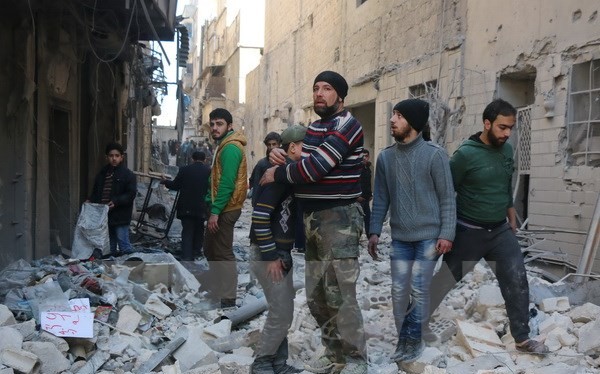 Khung cảnh thành phố Aleppo sau một trận không kích. (Nguồn: AFP/TTXVN)