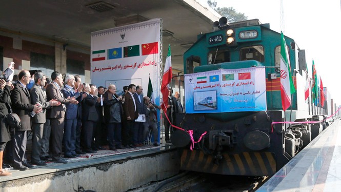 Lễ đón đoàn tàu lửa đầu tiên hoàn tất chuyến hành trình gần 10.000 km từ Trung Quốc đến Iran - Ảnh: AFP