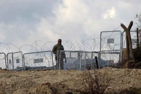 Binh sĩ Thổ Nhĩ Kỳ đứng gác gần thị trấn Khirbet Al-Joz tại biên giới với Syria. Ảnh: Reuters