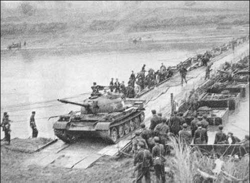 Xe tăng Trung Quốc vượt sông vào Việt nam trong cuộc chiến biên giới 1978